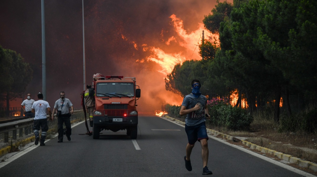 Δίκη για τη φωτιά στο Μάτι: «Οι αξιωματικοί της Πυροσβεστικής που ήταν εκεί ζητούσαν δυνάμεις» - Πώς περιέγραψε την κατάσταση υπάλληλος του δήμου Ραφήνας.