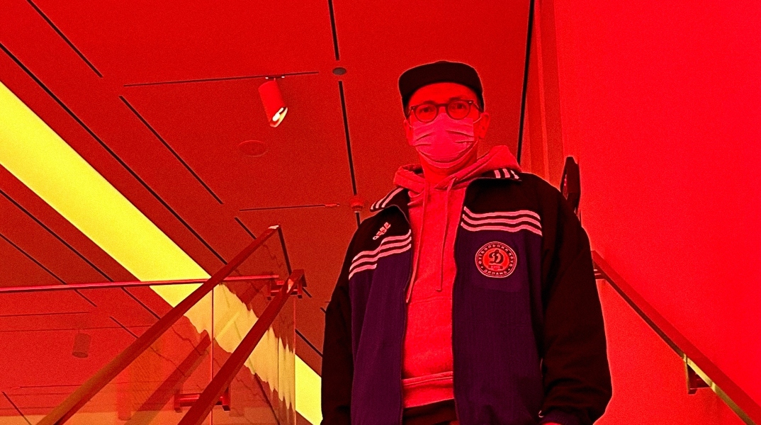 Συνέντευξη Spectacular Diagnostics: Ο beamaker Robert Krums μιλάει για το άλμπουμ «Raw Lessons», τον συμμαθητή του Kanye West, το Σικάγο, τη hip hop σκηνή και τους rappers.