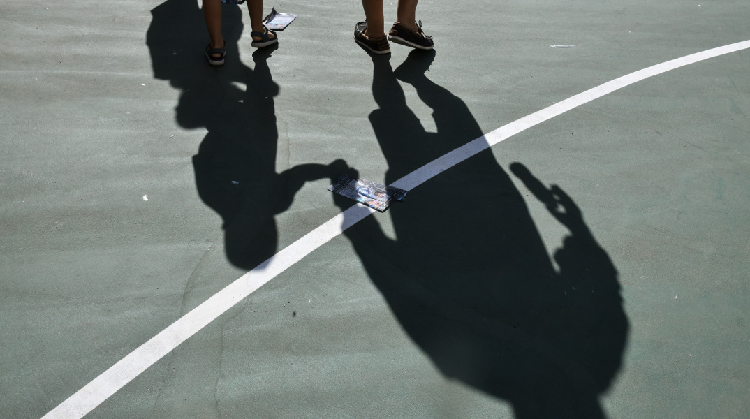 Σκιές σε προαύλιο σχολείου