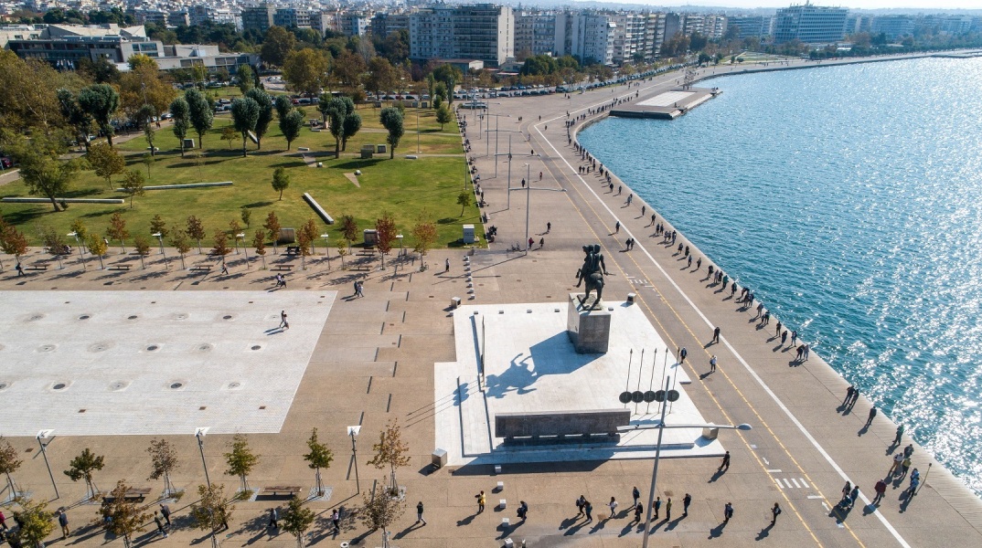 Το CNN προτείνει τη Θεσσαλονίκη ανάμεσα σε 23 κορυφαίους καλοκαιρινούς city break προορισμούς - Μνεία στη γαστρονομική σκηνή της πόλης και το παραλιακό μέτωπο.