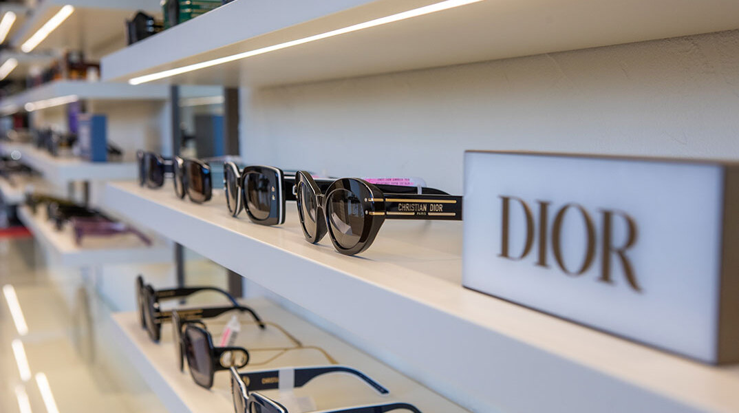 Ράφια με γυαλιά ηλίου