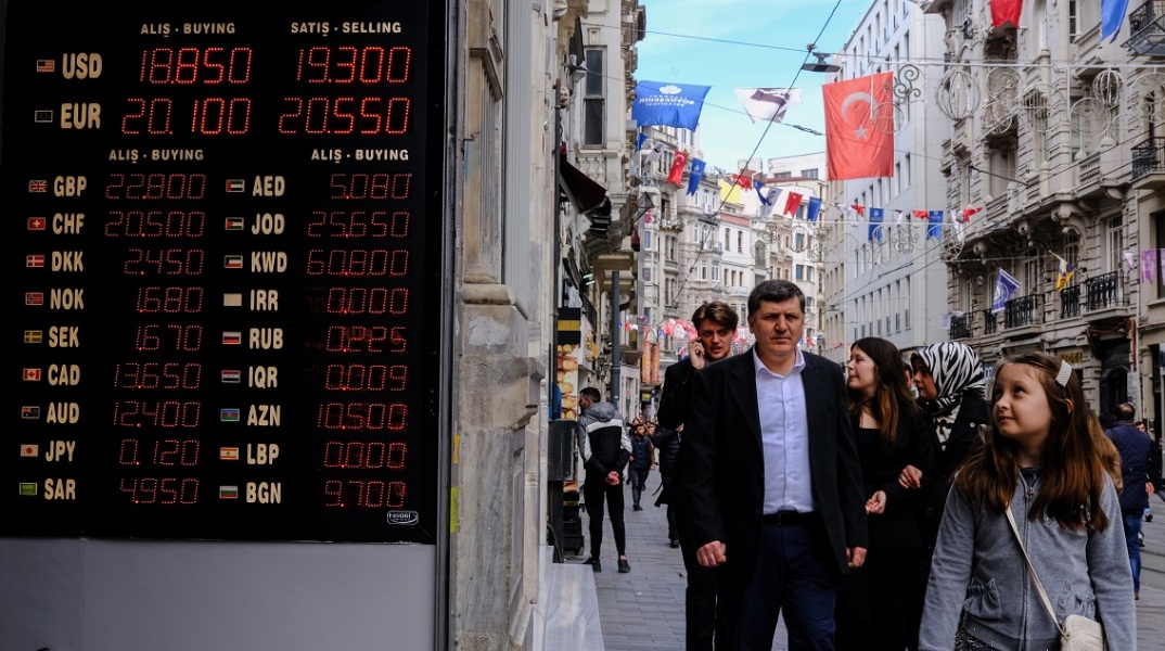 Εκλογές στην Τουρκία: Τα κρατικά ομόλογα και οι τράπεζες της χώρας υφίστανται πλήγμα μετά την ισχυρή επίδοση του Ερντογάν.