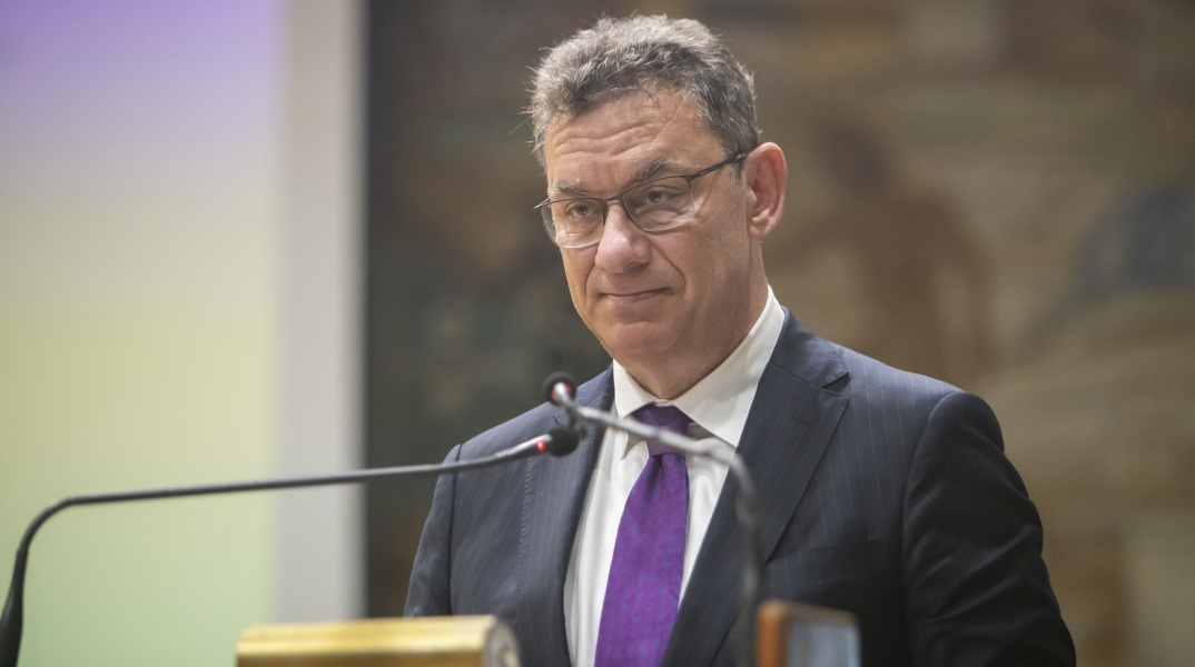 Πανεπιστήμιο Πατρών: Επίτιμος διδάκτορας ο Άλμπερτ Μπουρλά - Εκδήλωση αναγόρευσης στην κατάμεστη αίθουσα τελετών «Οδυσσέας Ελύτης».