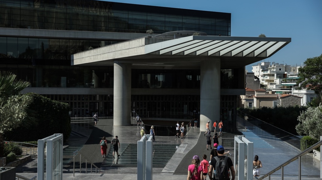 Επισκέπτες εισέρχονται στο Μουσείο της Ακρόπολης