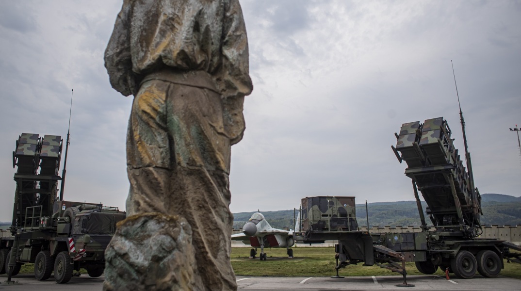 Ουκρανία: Το Κίεβο αρνείται ότι η Ρωσία κατέρριψε αντιαεροπορικό σύστημα πυραύλων Πάτριοτ - Τι αναφέρουν αμερικανοί αξιωματούχοι.