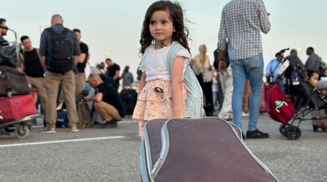 Κοριτσάκι με τη βαλίτσα του ανά χείρας εγκαταλείπει το Σουδάν