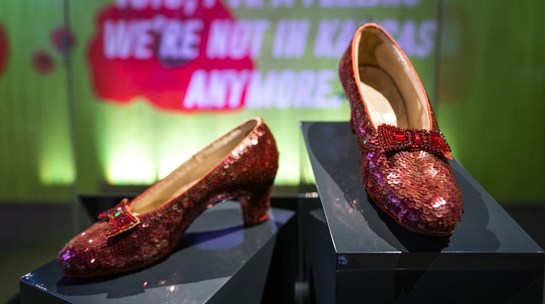 ΗΠΑ: Ένας 76χρονος θα δικαστεί κατηγορούμενος ότι έκλεψε τα γοβάκια που φορούσε η Τζούντι Γκάρλαντ στον «Μάγο του Οζ» - Στα 3,5 εκατομμύρια δολάρια η αξία τους.