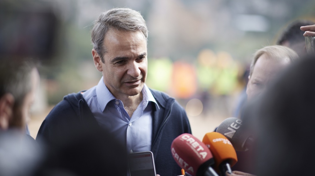 Ellinika Hoaxes: Αλλοιώθηκε με «μονταζιέρα» δήλωση του Κυριάκου Μητσοτάκη για τα Τέμπη - Το βίντεο που διαμοιράζεται στο διαδίκτυο υπέστη περικοπή και συρραφή. 