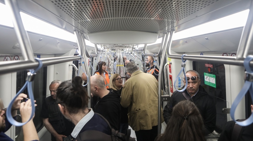 Δημοσιογράφοι - επιβάτες στο μετρό της Θεσσαλονίκης