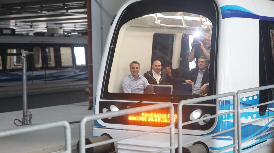 Ο Κυριάκος Μητσοτάκης στο μετρό Θεσσαλονίκης