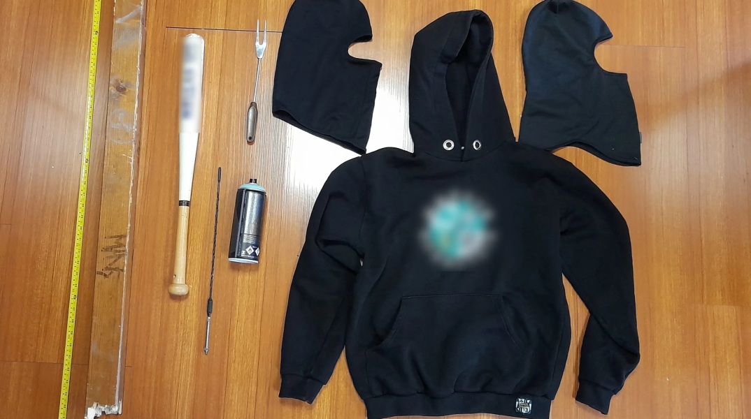 Νέα Ερυθραία: Επίθεση 25 χούλιγκαν με σιδερογροθιές και στυλιάρια σε οπαδούς αντιπάλων ομάδων - Τρεις συλλήψεις από την ΕΛ.ΑΣ.