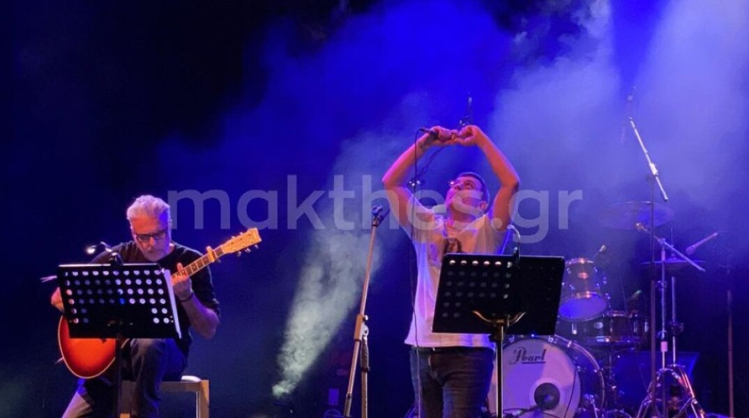 Ο πατέρας της Φραντζέσκας Μπέζα στρέφεται προς τον ουρανό και σχηματίζει καρδούλα με τα χέρια του