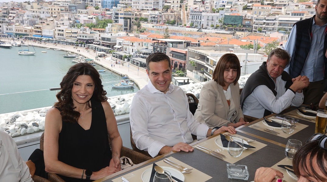 Στο Μικρολίμανο ο Αλέξης Τσίπρας για το γεύμα με τους πολιτικούς συντάκτες