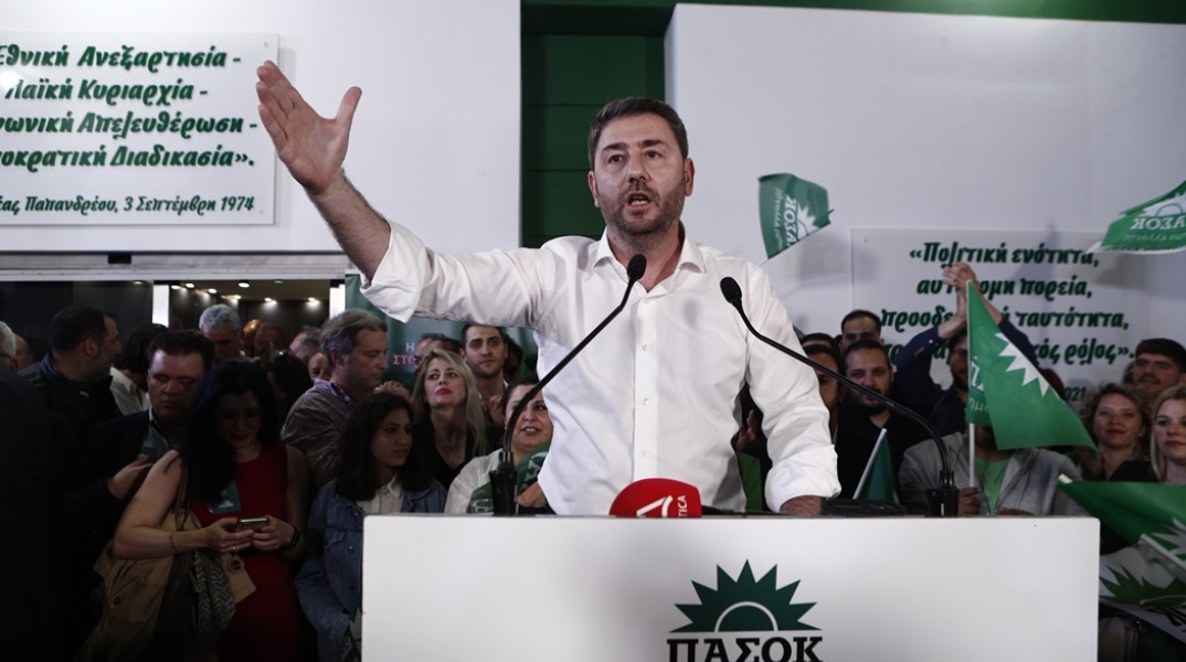 Ο Νίκος Ανδρουλάκης μίλησε στο συγκεντρωμένο πλήθος έξω από τη Χαριλάου Τρικούπη