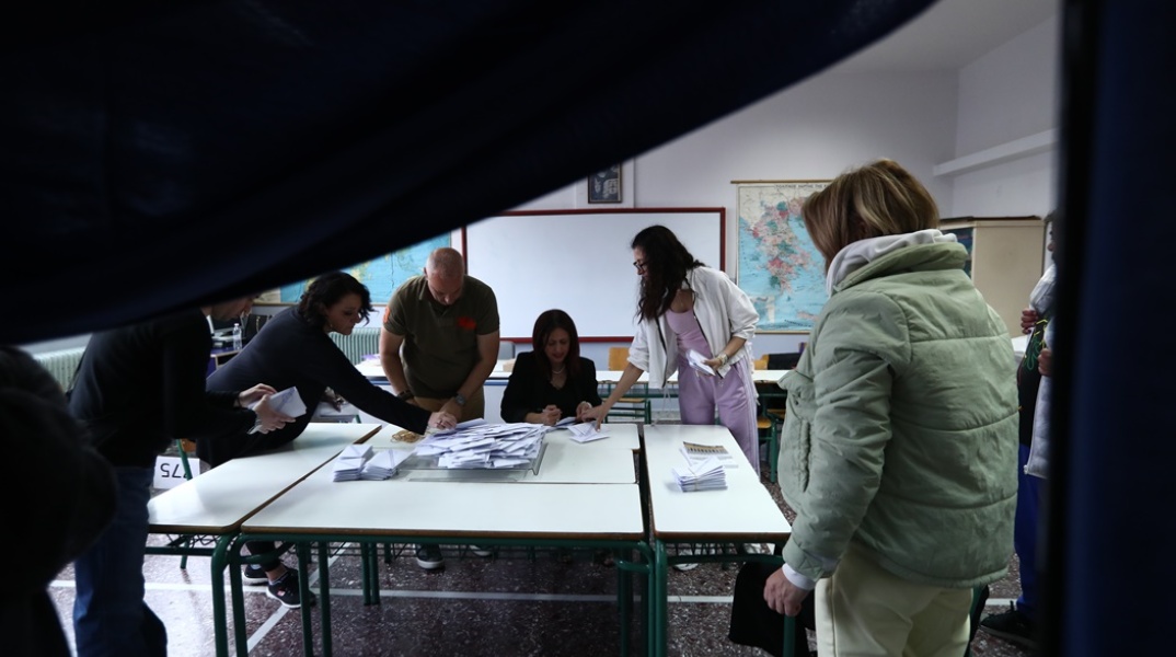 Οι κάλπες άνοιξαν για την καταμέτρηση των ψήφων
