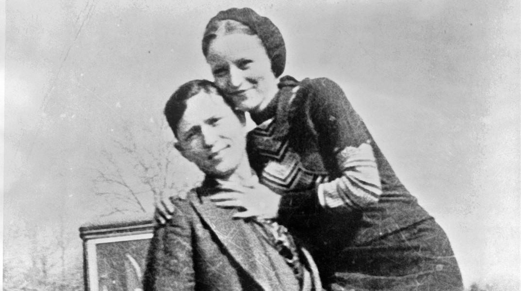 Σαν σήμερα 23 Μαΐου: Το 1934 σκοτώνονται οι διαβόητοι παράνομοι Μπόνι και Κλάιντ σε ενέδρα της αστυνομίας - Η εγκληματική δράση τους συντάραξε την Αμερική. 