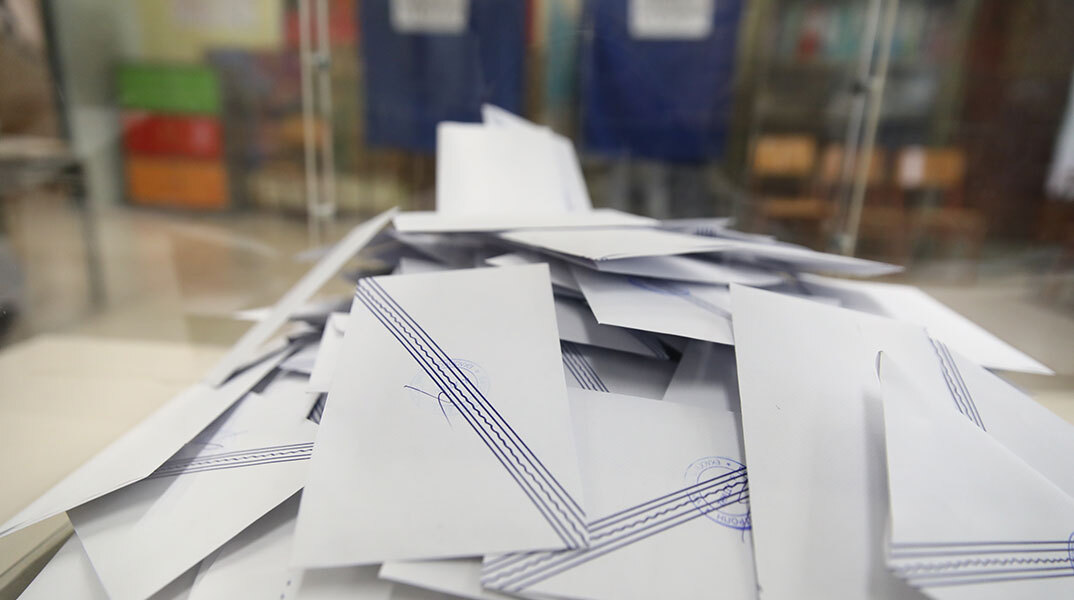 Στιγμιότυπο από την εκλογική διαδικασία σε εκλογικό τμήμα της Αθήνας, Κυριακή 21 Μαΐου 2023