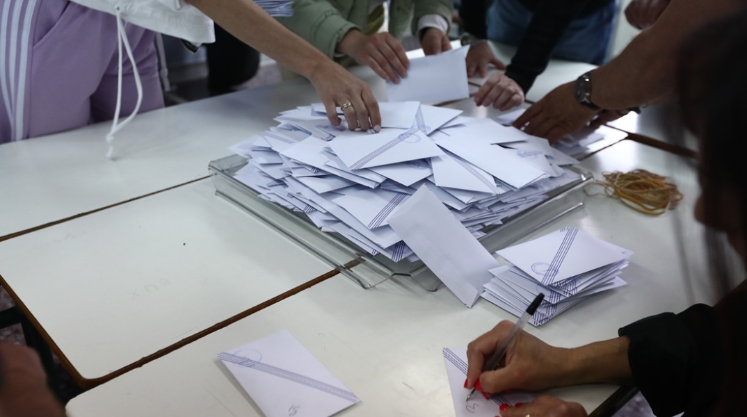 Ψηφοδέλτια κατά την καταμέτρηση μετά την ολοκλήρωση της εκλογική διαδικασίας