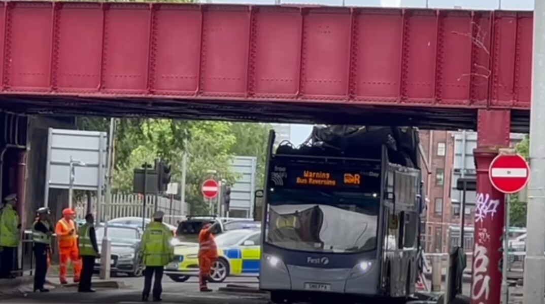 Διώροφο λεωφορείο χωρίς σκεπή μετά από ατύχημα σε γέφυρα στη Γλασκώβη - Σωστικά συνεργεία στο σημείο