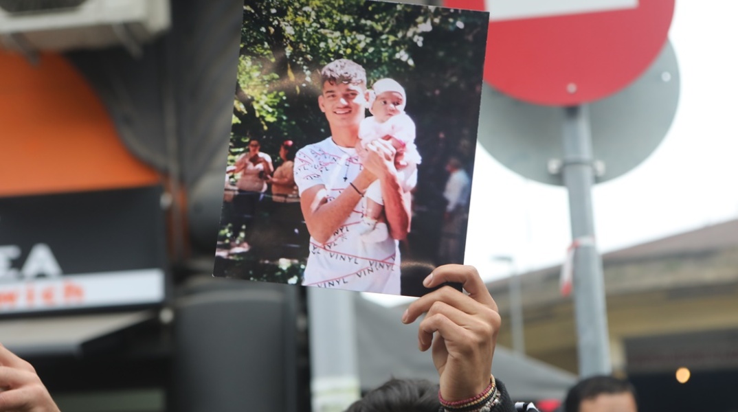 Η φωτογραφία του 16χρονου Ρομά στα χέρια συγγενών του που διαμαρτύρονταν σε δρόμο της Θεσσαλονίκης