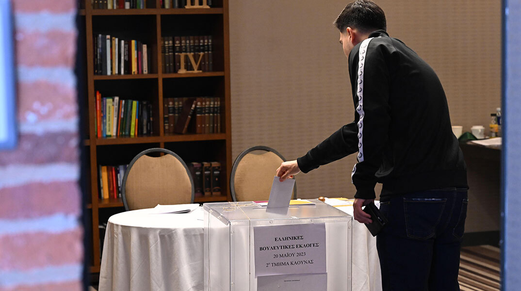 Εκλογές 2023: Έλληνες που ζουν στην Λιθουανία, αλλά και φίλαθλοι που βρίσκονται στο Κάουνας για τον τελικό του μπάσκετ, ψηφίζουν σε ειδικό εκλογικό τμήμα για τις βουλευτικές εκλογές στην Ελλάδα, Σάββατο 20 Μαϊου 2023