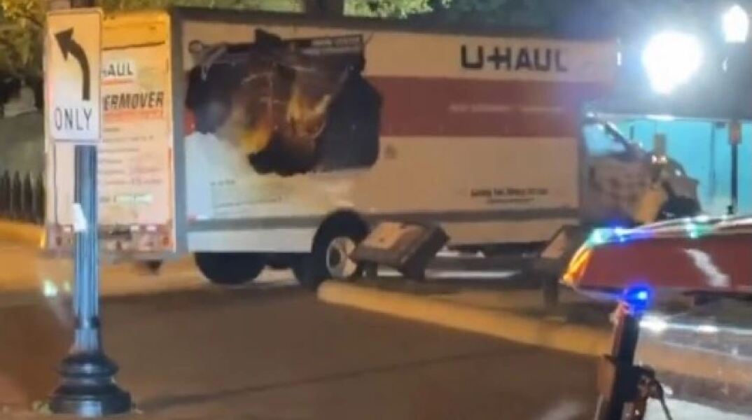 «Συναγερμός» στην Ουάσινγκτον - Φορτηγό έπεσε σε μπάρες ασφαλείας κοντά στον Λευκό Οίκο
