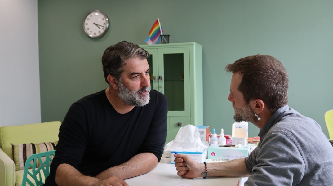 Ο Βασίλης Μπισμπίκης, ο Γιώργος Καραμίχος και ο Σπύρος Χατζηαγγελάκης εξετάζονται για HIV - Έστειλαν το μήνυμα ότι η εξέταση είναι κάτι απλό όσο και ουσιώδες.