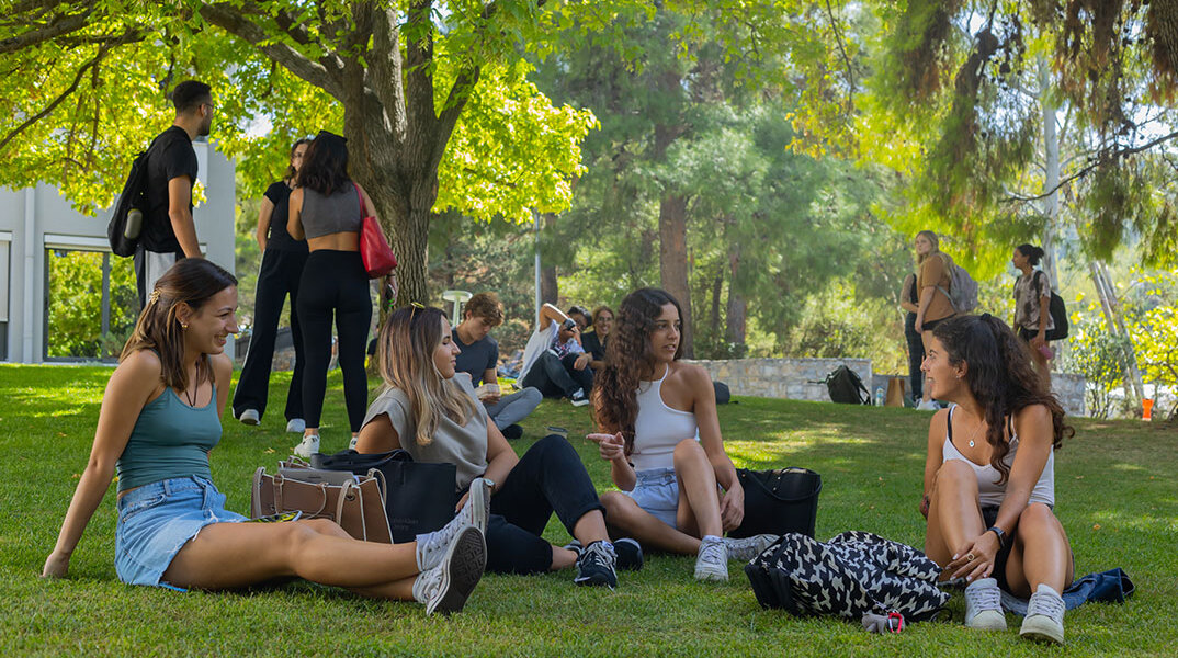 Φοιτητές και φοιτήτριες καθισμένοι στο γρασίδι