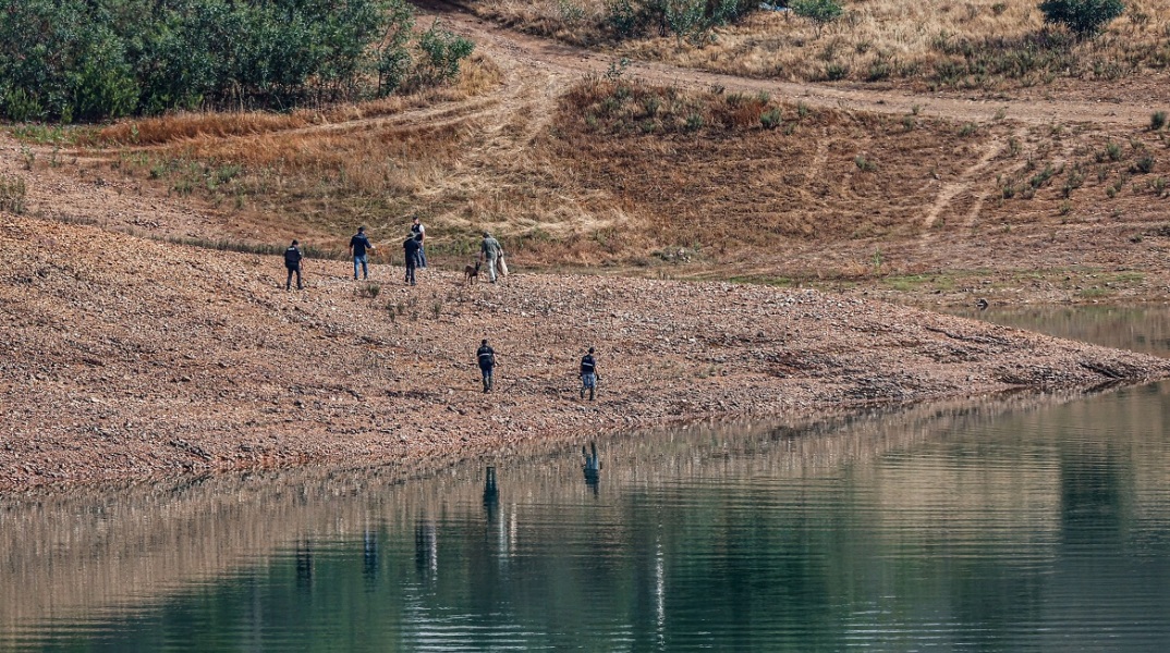 Μαντλίν Μακάν: Η αστυνομία της Πορτογαλίας ερευνά την περιοχή γύρω από φράγμα, αναζητώντας τα λείψανά της 16 χρόνια μετά την εξαφάνιση της μικρής Βρετανίδας.