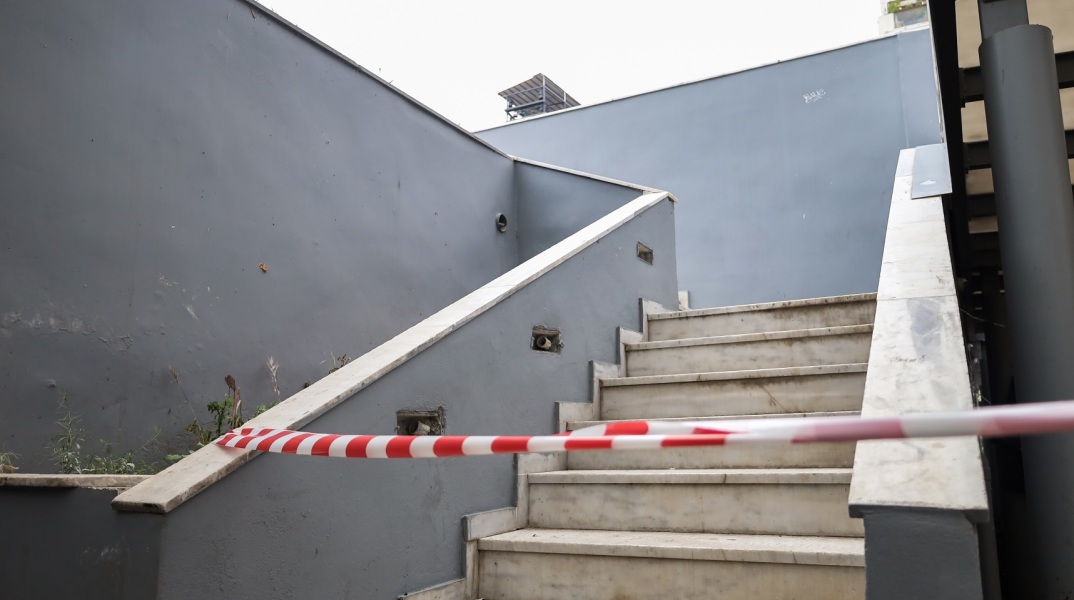 Βαρβάκειος: Τα αίτια θανάτου της 50χρονης που φέρει τραύματα με μαχαίρι στον λαιμό - Στους κύκλους των τοξικοεξαρτημένων στρέφονται οι έρευνες της αστυνομίας.