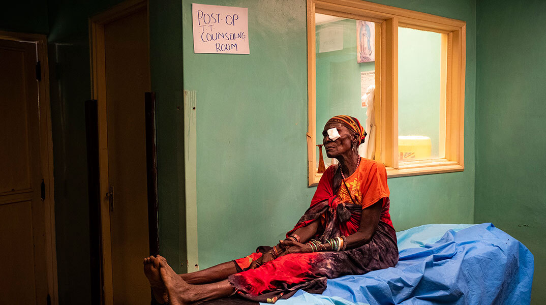 Κακούμα, Κένυα, 26 Μαρτίου 2018: Η ασθενής Joyce περιμένει για επέμβαση καταρράκτη στο αριστερό της μάτι στο ιεραποστολικό νοσοκομείο της Κακούμα. Το εν λόγω νοσοκομείο στη Βόρεια Κένυα είναι μία από τις λίγες εγκαταστάσεις στην περιοχή της Τουρκάνα όπου οι ασθενείς μπορούν να λάβουν οφθαλμολογικές γνωματεύσεις και να υποβληθούν σε επεμβάσεις που σχετίζονται με τα μάτια. ©WHO / Sebastian Liste - NOOR