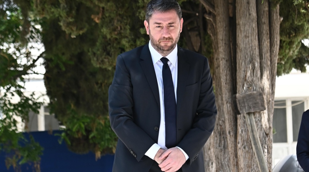 Νίκος Ανδρουλάκης: Ο πρόεδρος του ΠΑΣΟΚ-ΚΙΝΑΛ άφησε λευκό τριαντάφυλλο στο μνήμα της Φώφης Γεννηματά - Τίμησε τη συμβολή της στην αναγέννηση της παράταξης.