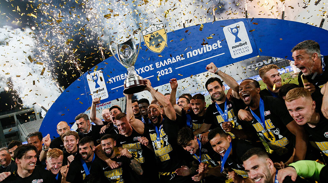 Απονομή του Κυπέλλου Ελλάδας στους παίκτες της ΑΕΚ μετά το τέλος του αγώνα ποδοσφαίρου ΑΕΚ - ΠΑΟΚ για τον τελικό του Κυπέλλου Ελλάδας, στο Πανθεσσαλικό Στάδιο στο Βόλο.