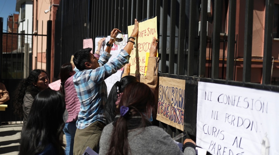 Διαμαρτυρία έξω από την Καθολική Εκκλησία της Βολιβίας μετά τις αποκαλύψεις για παιδοφιλία