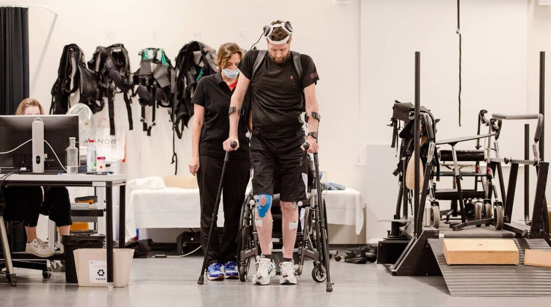 Επιστήμη: Εμφύτευμα βοηθά ασθενή με παράλυση να περπατήσει - Πώς λειτουργεί η συσκευή που βελτιώνει τη νευρολογική ανάκαμψη.
