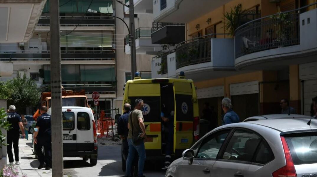 Νεκρός ηλικιωμένος που έπεσε από μπαλκόνι 4ου ορόφου στη Λάρισα