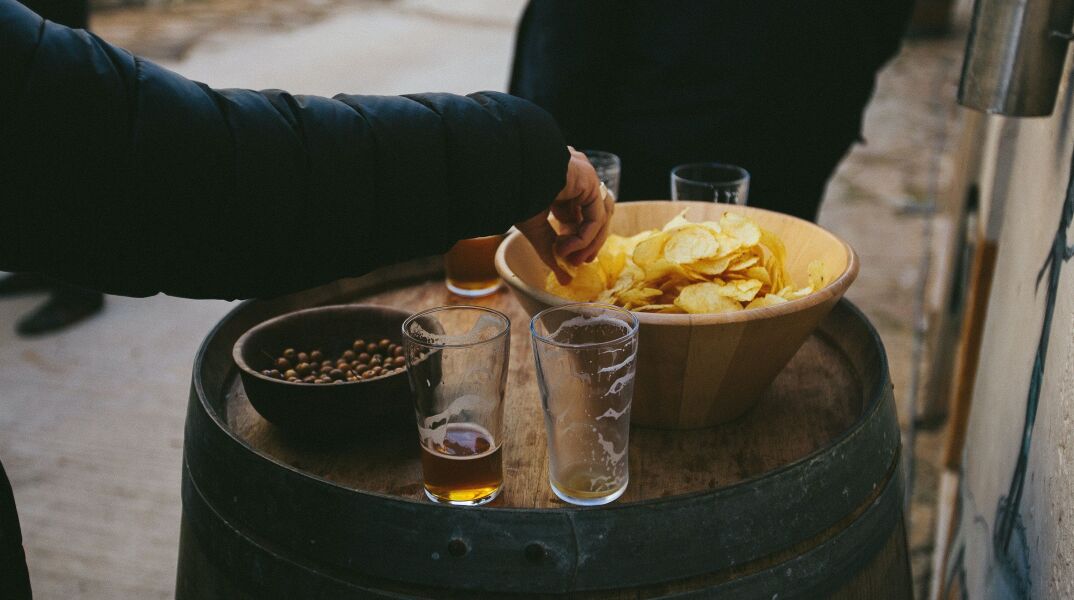 Θέλουμε τσιπς (και άλλα) με το ποτό μας