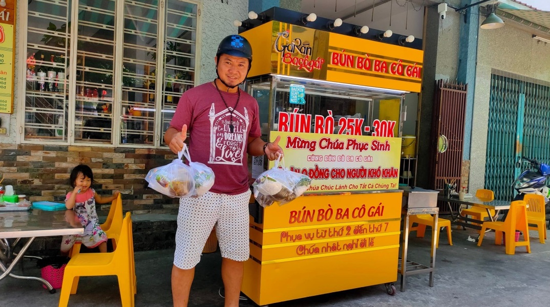 Βιετνάμ: Πωλητής νουντλς που παρωδούσε τον διάσημο Τούρκο σεφ Salt Bae φυλακίστηκε για «αντικρατική προπαγάνδα» - Αυστηροί περιορισμοί στην ελευθερία έκφρασης.