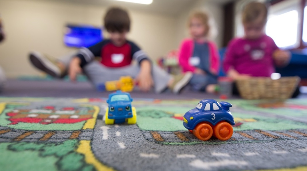 Παιδιά παίζουν με αυτοκινητάκια σε βρεφονηπιακούς σταθμούς
