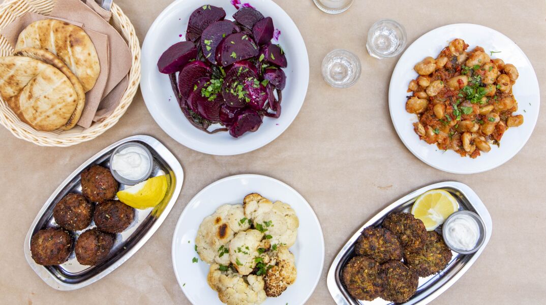 Αυλή, Πετράλωνα