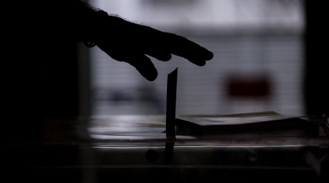 Χέρι ρίχνει ψηφοδέλτιο σε κάλπη