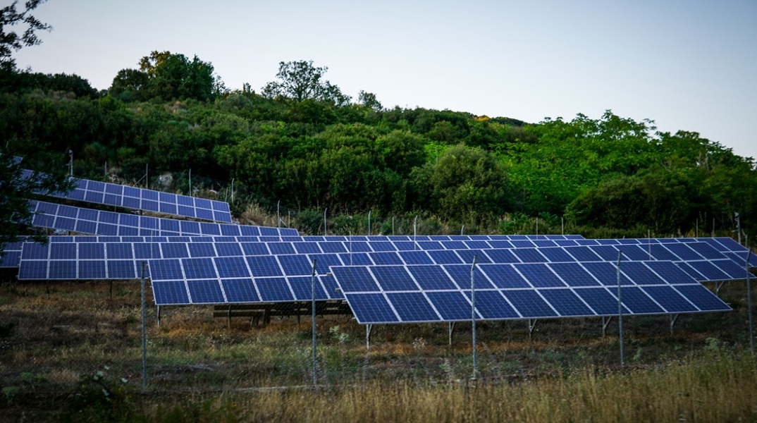 Φωτοβολταϊκά σε χωράφι