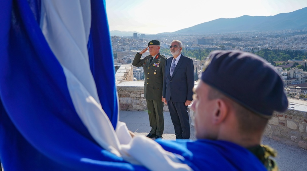 Ο υπηρεσιακός πρωθυπουργός, Ιωάννης Σαρμάς, στην Ακρόπολη για την έπαρση της ελληνικής σημαίας