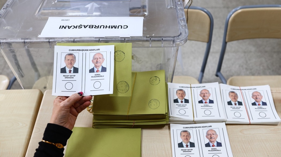 Ψηφοδέλτια στα εκλογικά κέντρα όπου καλούνται να προσέλθουν για να ψηφίσουν εκατομμύρια Τούρκοι