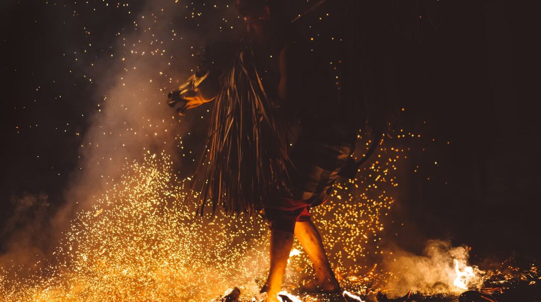Άτομο φαίνεται να περπατά σε φωτιές - Εικόνα που παραπέμπει σε μαγεία