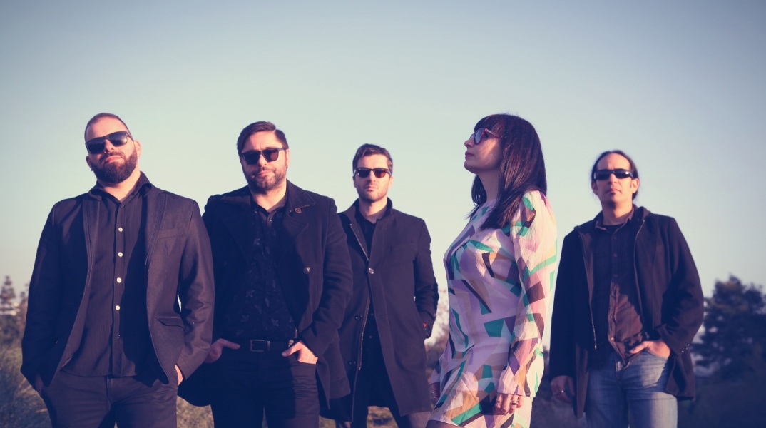 Ο κιθαρίστας των Sugar For The Pill, Ηλίας Κωστακόπουλος, απαντά σε 33 ερωτήσεις για την Αθήνα.