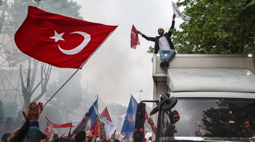Εκλογές στην Τουρκία: Κοντά σε ιστορικά χαμηλά επίπεδα κινείται η λίρα μετά τη νίκη Ερντογάν - Σημαντική πτώση και αστάθεια εκτιμούν οι αναλυτές.