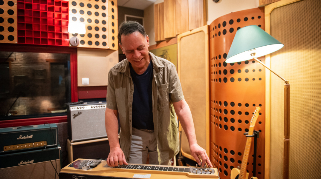 Επίσκεψη στο Paraktio Studio: Ο ιδιοκτήτης του στούντιο, ηχολήπτης και μουσικός παραγωγός, Γιώργος Σιμάτος, μιλά για τη διαδικασία ηχογράφησης, την παραγωγή και την ολοκλήρωση ενός άλμπουμ.