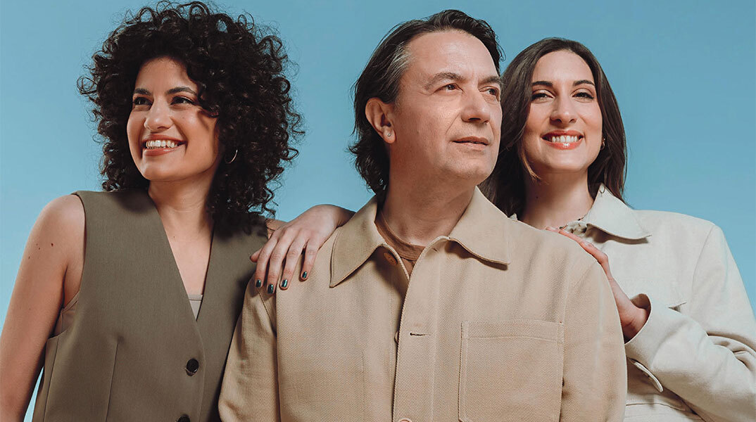 Ο Γιάννης Κότσιρας στο Βεάκειο θέατρο Πειραιά. Μαζί του η Μυρτώ Βασιλείου και η Δήμητρα Μπουλούζου