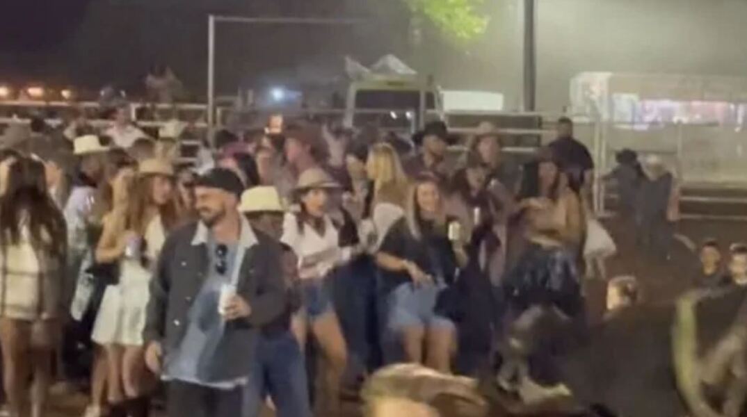 Ταύρος έπεσε σε πλήθος που χόρευε και έστειλε δύο άτομα στο νοσοκομείο